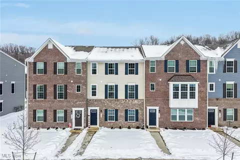 1138 Bean Ln, Akron, OH 44313