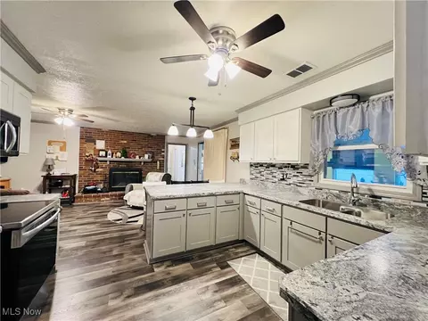Kitchen - 5126 Chestnut Hill Dr, Ashtabula, OH 44004 photo 2 of 5