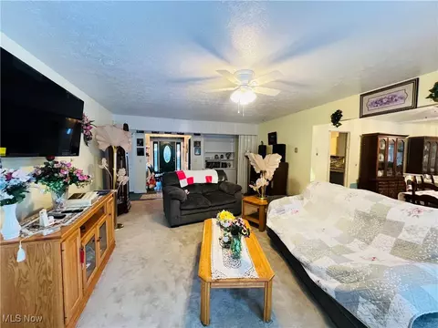 Living - 5126 Chestnut Hill Dr, Ashtabula, OH 44004 photo 1 of 2