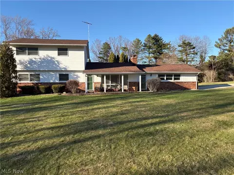 10548 Briar Hill Dr, Kirtland, OH 44094