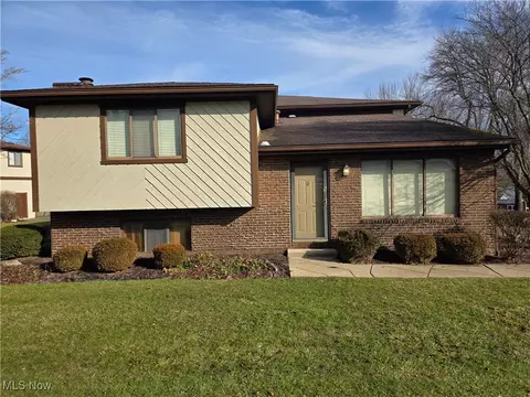 7304 Oakwood Dr #9, Brookfield, OH 44403