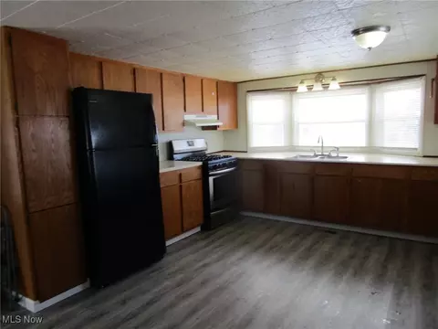 Kitchen - 183 E 1626 E 51st St, Ashtabula, OH 44004 photo 3 of 4