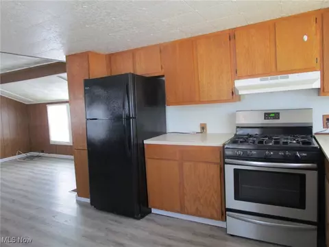 Kitchen - 183 E 1626 E 51st St, Ashtabula, OH 44004 photo 4 of 4