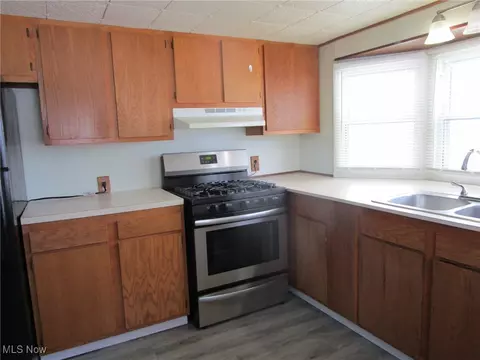 Kitchen - 183 E 1626 E 51st St, Ashtabula, OH 44004 photo 2 of 4