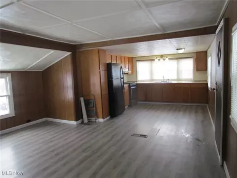 Living - 183 E 1626 E 51st St, Ashtabula, OH 44004 photo 4 of 5