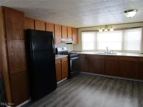 Kitchen - 183 E 1626 E 51st St, Ashtabula, OH 44004 photo 1 of 4