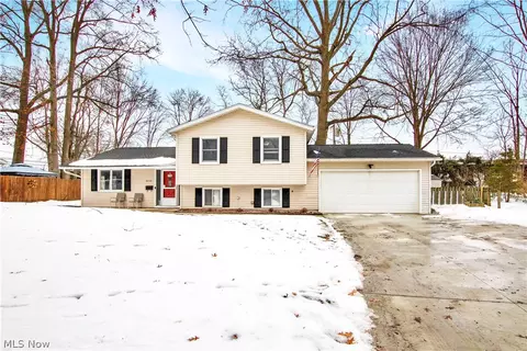 9559 Driftwood Dr, Olmsted Falls, OH 44138