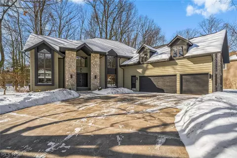 31129 Huntington Woods Pkwy, Bay Village, OH 44140