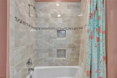 Bath - 808 Buckingham Dr, Lagrange, OH 44050 photo 4 of 5