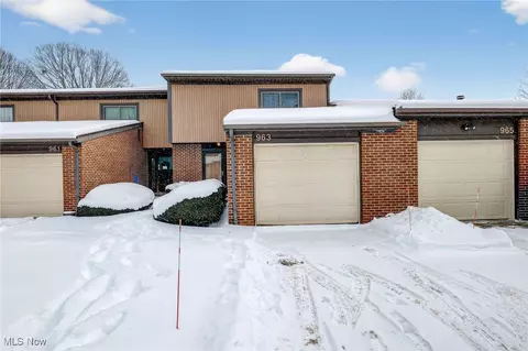 963 Morningstar Dr, Akron, OH 44307
