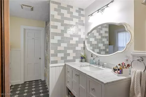 Bath - 4141 Windsor Rd, Boardman, OH 44512 photo 2 of 5