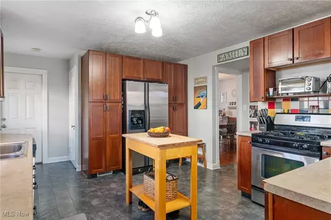 Kitchen - 4141 Windsor Rd, Boardman, OH 44512 photo 3 of 4
