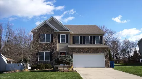 1405 Hidden Lake Blvd, Akron, OH 44312