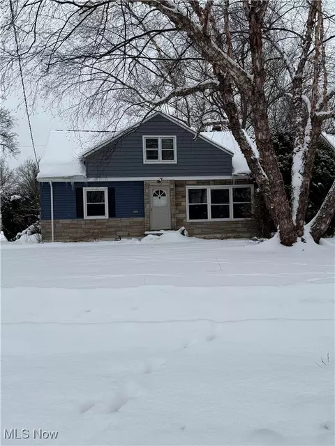 4948 Anderson Rd, Lyndhurst, OH 44124