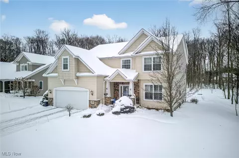 104 Bentwood Dr, Chardon, OH 44024