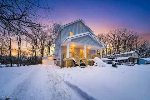 207 Forest Dr, Bedford, OH 44146