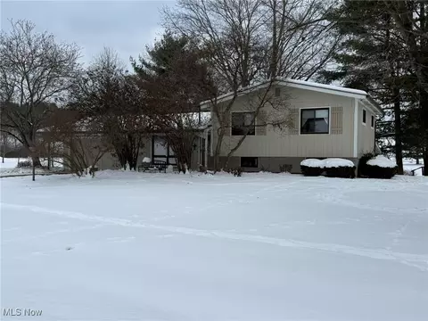 1767 Hillandale Rd NE, New Philadelphia, OH 44663