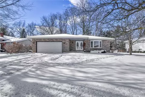 5770 N Crossview Rd, Seven Hills, OH 44131