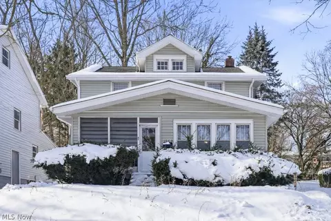 1556 Overlook Dr, Akron, OH 44314