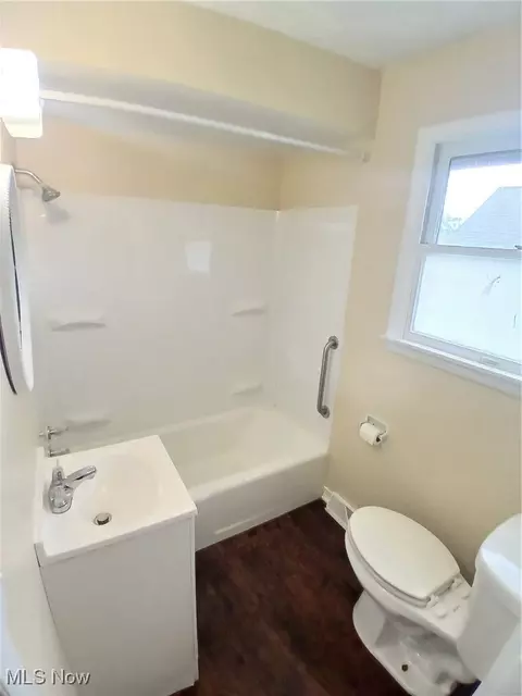 Bath - 32 E Faith St, Struthers, OH 44471 photo 1 of 3