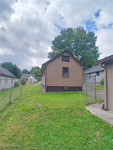 Exterior - 32 E Faith St, Struthers, OH 44471 photo 3 of 4