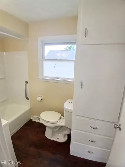 Bath - 32 E Faith St, Struthers, OH 44471 photo 2 of 3
