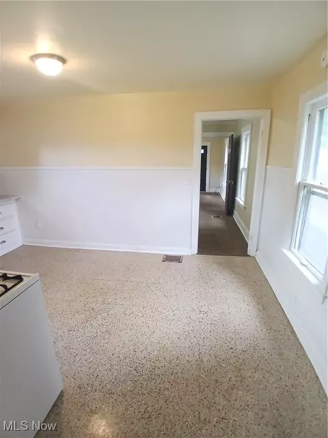 Entry Way - 32 E Faith St, Struthers, OH 44471 photo 2 of 2