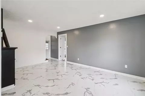 Living - 513 Gulf Rd, Elyria, OH 44035 photo 1 of 4