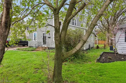 Exterior - 513 Gulf Rd, Elyria, OH 44035 photo 4 of 8