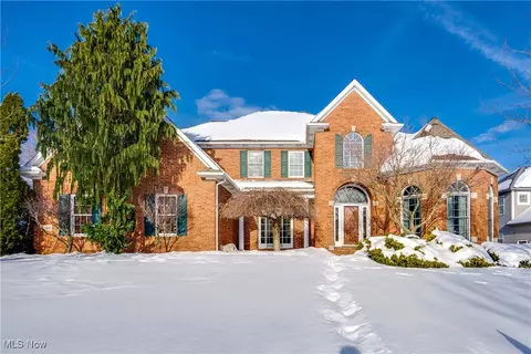 8366 Greenock Dr NW, North Canton, OH 44720