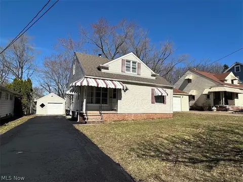 19931 Raymond St, Maple Heights, OH 44137