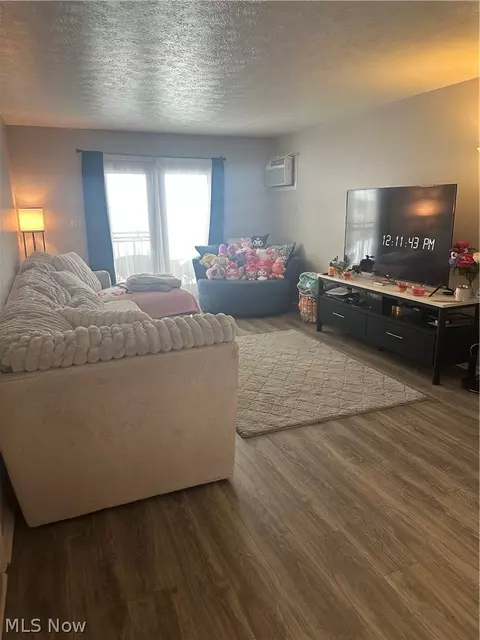 Living - 7362 Eisenhower Dr #5, Boardman, OH 44512 photo 1 of 1