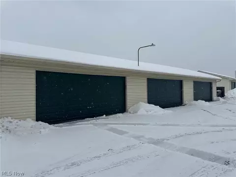 Exterior - 7362 Eisenhower Dr #5, Boardman, OH 44512 photo 2 of 2