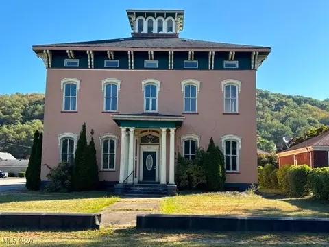 900 Ridge Ave, New Cumberland, WV 26047