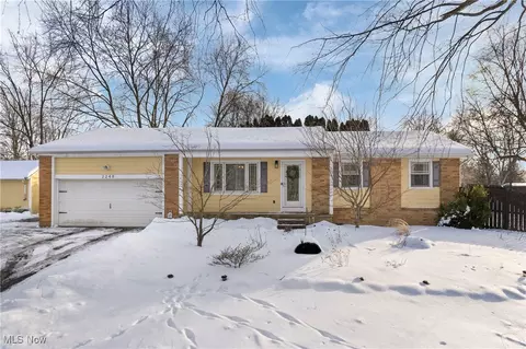 2248 Hi Vue Dr, Akron, OH 44312