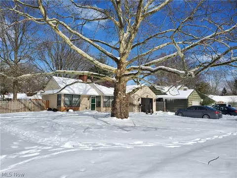 404 Crescent Dr, Berea, OH 44017