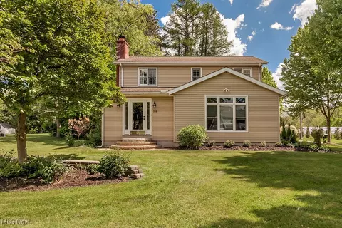 318 Hillside Ln, Chagrin Falls, OH 44022