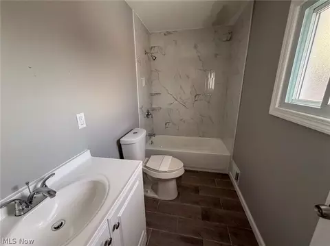 Bath - 252 State St, Struthers, OH 44471 photo 1 of 2
