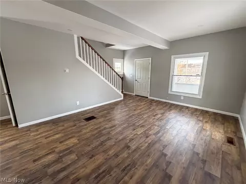 Living - 252 State St, Struthers, OH 44471 photo 3 of 6