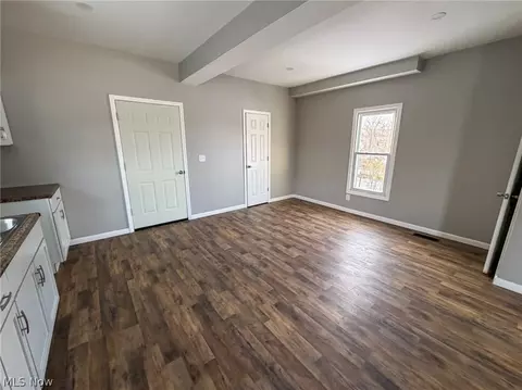 Living - 252 State St, Struthers, OH 44471 photo 4 of 6
