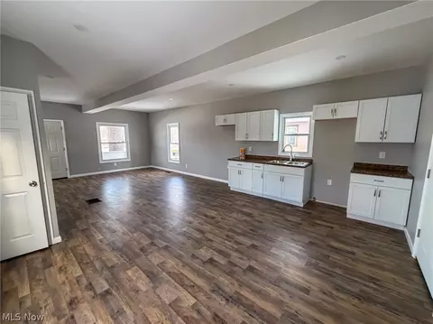 Living - 252 State St, Struthers, OH 44471 photo 5 of 6