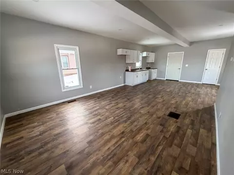 Living - 252 State St, Struthers, OH 44471 photo 1 of 6