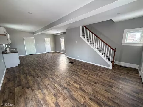 Living - 252 State St, Struthers, OH 44471 photo 2 of 6
