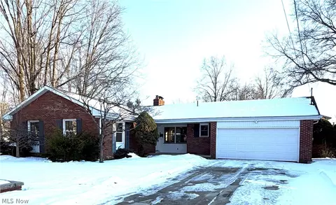 1417 Sunny Dr, Girard, OH 44420