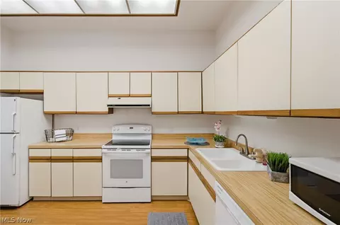 Kitchen - 4557 Saint James Cir NW, Canton, OH 44708 photo 1 of 2