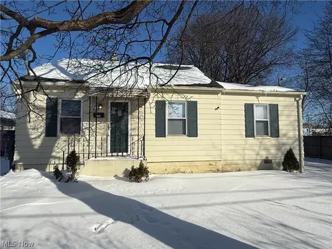 945 Minota Ave, Akron, OH 44306