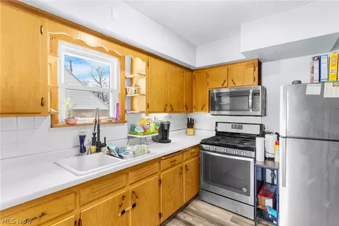 Kitchen - 464 Elm St, Struthers, OH 44471 photo 2 of 3