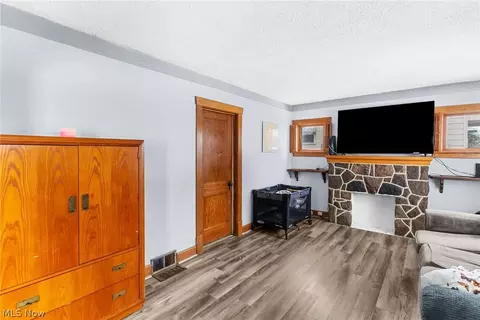 Living - 464 Elm St, Struthers, OH 44471 photo 1 of 2