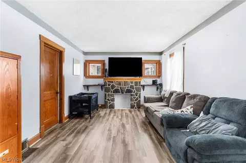 Living - 464 Elm St, Struthers, OH 44471 photo 2 of 2