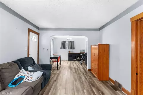 Entry Way - 464 Elm St, Struthers, OH 44471 photo 1 of 4